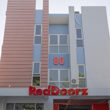 RedDoorz Plus Syariah @ Raya Nginden 2 Surabaya Bagian luar foto